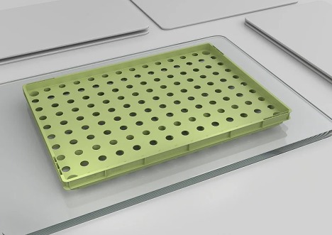 Trays f&uuml;r AKL / F&ouml;rdertechnik - Beispiel mit Lochboden / Tablare (contec line / Foto: bekuplast)