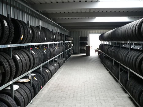 Lagerhalle mit Reifenregalen
