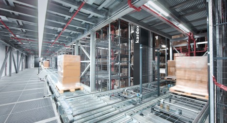 Materialflusssysteme: Bsp. Hochregallager Erweiterung Distributionscenter (Foto: Kardex Mlog)