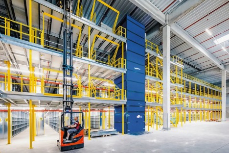 Systemlagerb�hne mit Fachbodenregalen