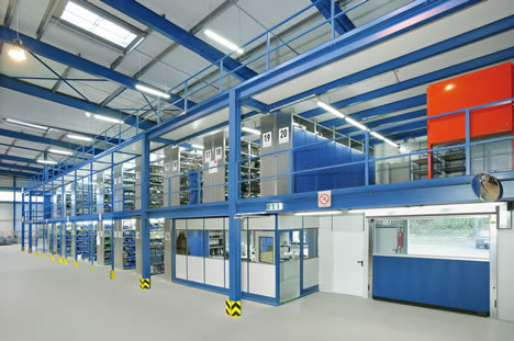 Regalanlage (mehrgeschossig mit Hallenbüro, Lagerbühne, etc.); Foto: NP Industrie-Einrichtungen