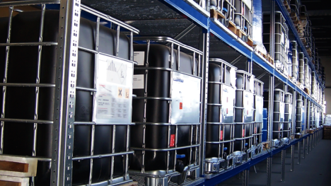 Regalmontagen f�r Regalsysteme - Bsp. Gefahrstofflager (Foto: SAFETY FIRST REGALE)