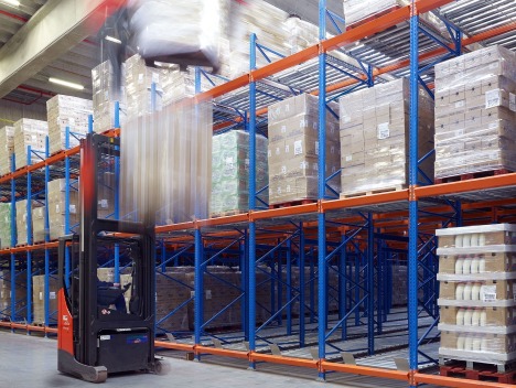 Einschubregale und Durchlaufregale mit Rollenbahnen