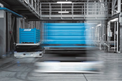 Fahrerlose Transportsysteme mit Grossbeh�lter (Foto: System Logistics)