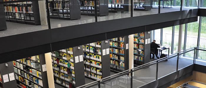 Bibliotheksregale, mehrgeschossig